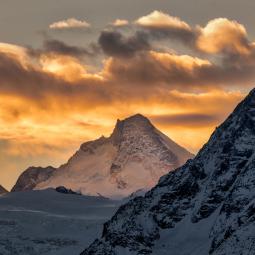 Reflets à l'aube sur la Dt d'Hérens